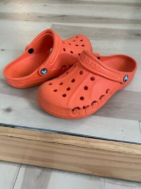 CROCS ✨ Orange Classic Clogs Women’s size 8
